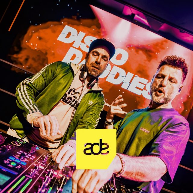 🪩DISCO DADDIES @ ADE 2025 💛🎶

Jawel hoor… ons debuut op @amsterdamdanceevent ❤️
De Disco Daddies trekken hun glitterschoenen aan voor een funky disco uitstapje op het Amsterdam Dance Event! 🤩

Samen met onze vrienden van @donnamusicbookings , @groovesum en @studentevent.nl duiken we het Rokin op voor een heerlijke ADE-borrel vol muziek, energie en dansende muzikale vrienden! 

Deze keer even geen opzwepende, interactieve 80’s & 90’s klappers vol gekkigheid maar gooien we het over een andere boeg en draaien we een heerlijke funky house—disco set! 
En natuurlijk gieten we het allemaal in die typische Disco Daddies feelgood vibe — precies zoals wij ‘m het liefst voelen. 💛💥
Een set vol connectie, energie, en een flinke dosis pink & yellow. 💖💛

See you on the dancefloor ADE-Daddies! 🥳

#DiscoDaddies #ADE2025 #FunkyHouse #DiscoVibes #DonnaMusic #Groovesum #StudentEvent #AmsterdamDanceEvent #PinkAndYellow #KingsOfConnection